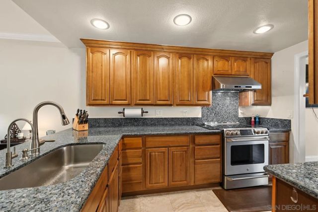 8745 Caminito Sueno, La Jolla, CA 92037