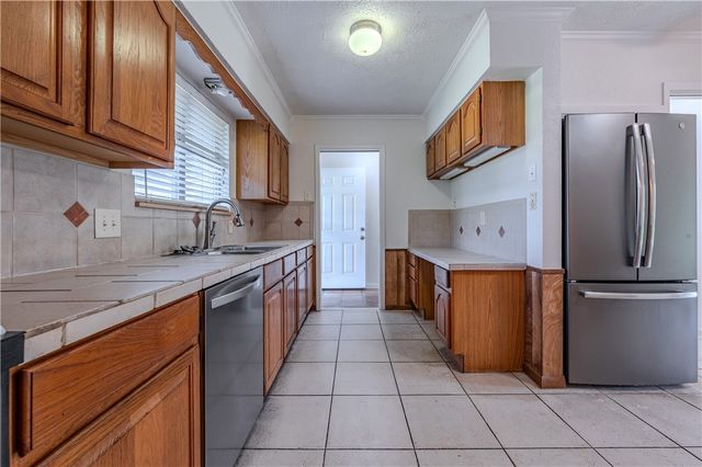 809 Crestview Dr, Corpus Christi, TX 78412