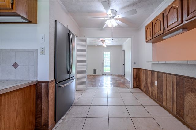 809 Crestview Dr, Corpus Christi, TX 78412