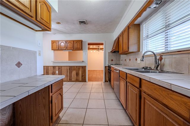 809 Crestview Dr, Corpus Christi, TX 78412
