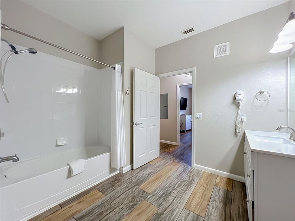 Image 13 of property listing at 4814 CAYVIEW AVENUE 10213, Orlando, FL 32819