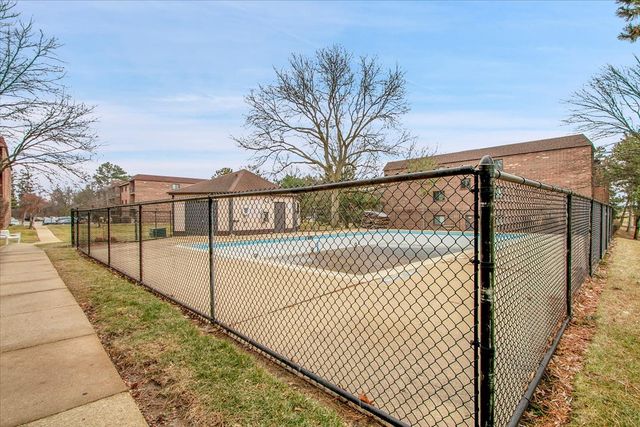 1002 Castilian Court 302, Glenview, IL 60025