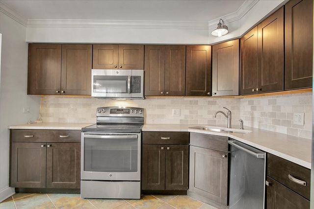 1002 Castilian Court 302, Glenview, IL 60025