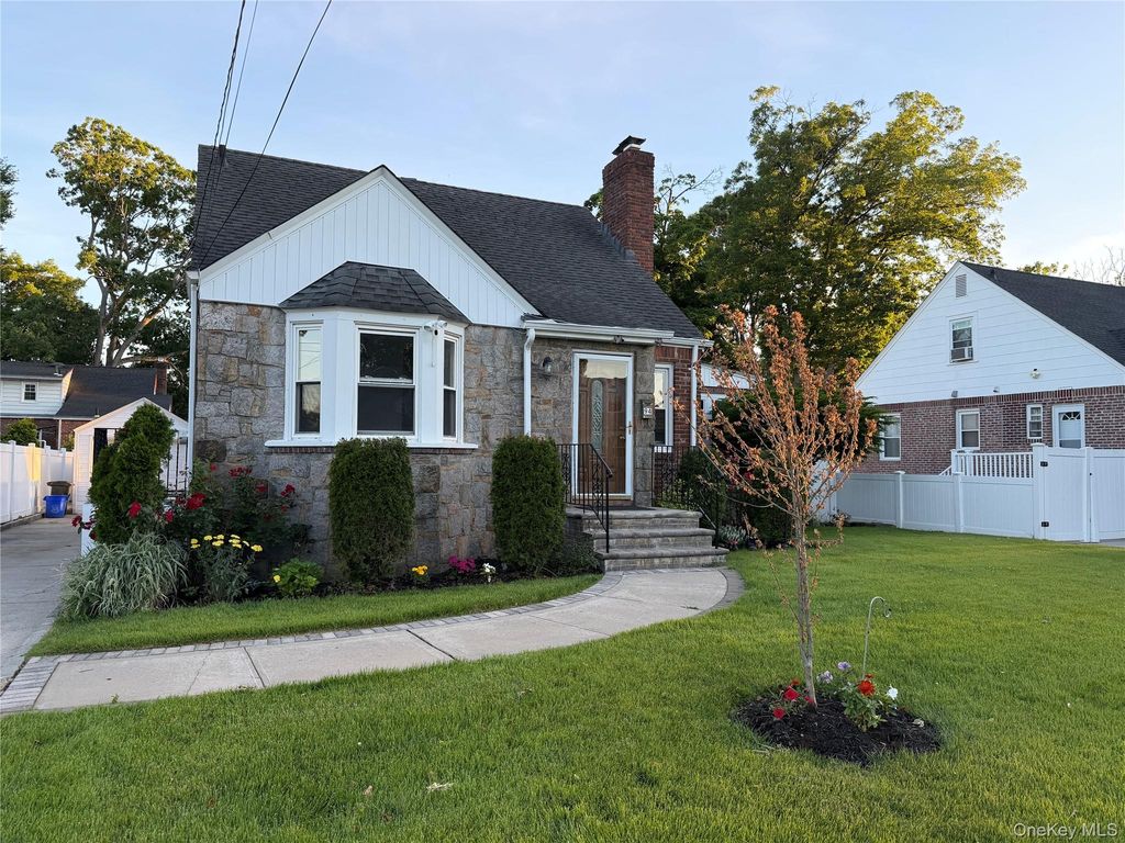 94 E Fenimore Street, Valley Stream, NY 11580