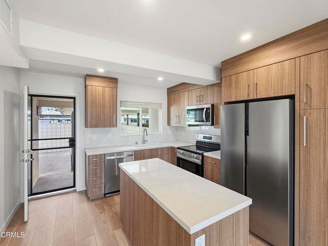 61 B Redwood Avenue, Ventura, CA 93003