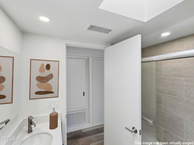 61 B Redwood Avenue, Ventura, CA 93003