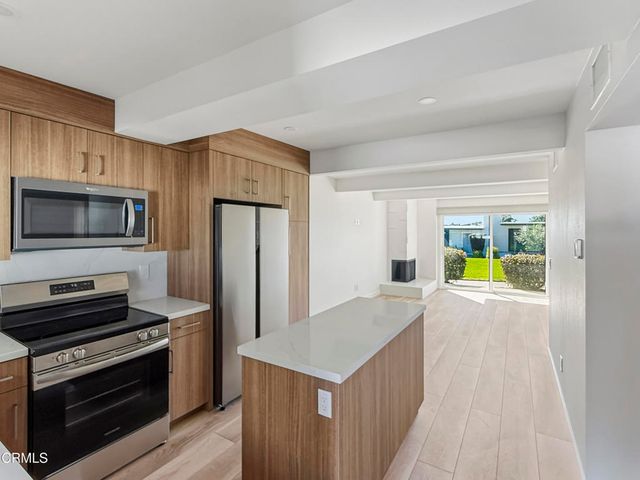 61 B Redwood Avenue, Ventura, CA 93003