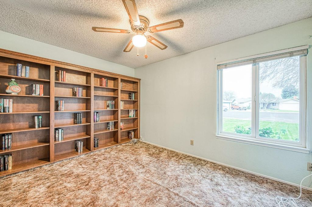 Image 10 of property listing at 3145 Sylmar Avenue, Clovis, CA 93612