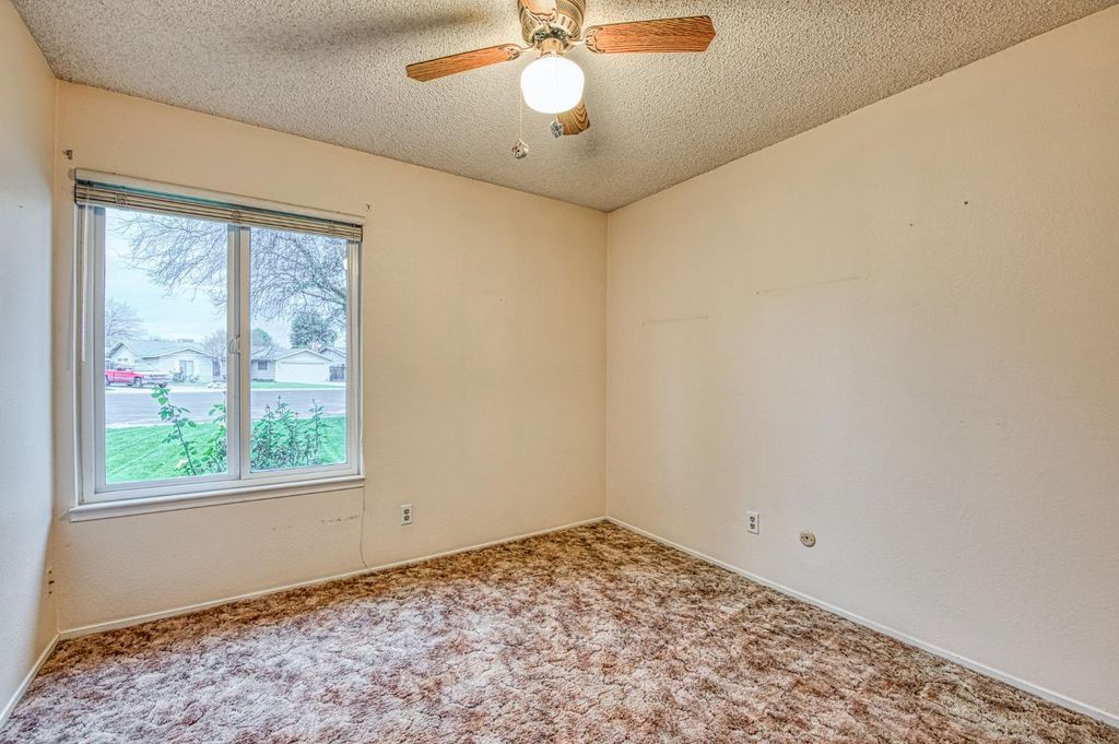 Image 12 of property listing at 3145 Sylmar Avenue, Clovis, CA 93612