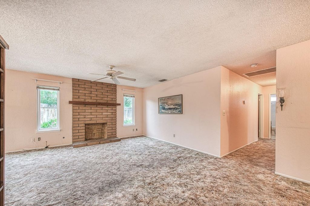 Image 4 of property listing at 3145 Sylmar Avenue, Clovis, CA 93612