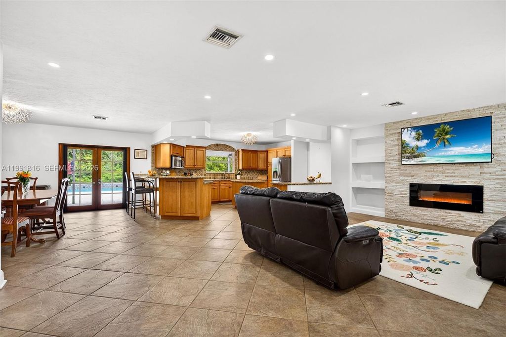 Image 10 of property listing at 2600 SW 154th Ln, Davie, FL 33331