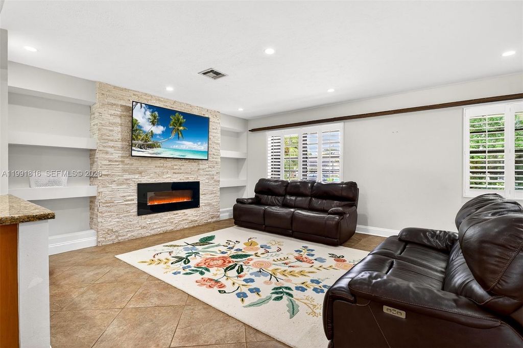 Image 11 of property listing at 2600 SW 154th Ln, Davie, FL 33331