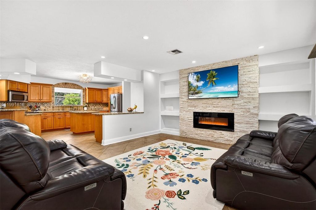 Image 12 of property listing at 2600 SW 154th Ln, Davie, FL 33331