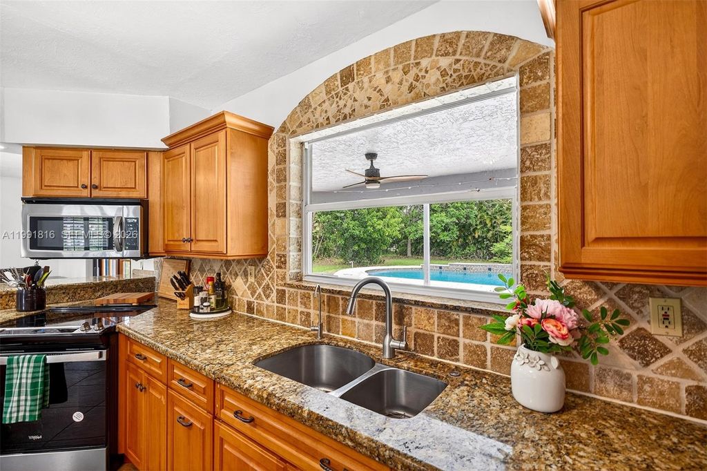 Image 15 of property listing at 2600 SW 154th Ln, Davie, FL 33331