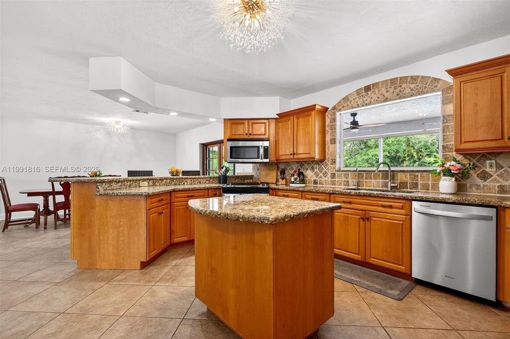 Image 16 of property listing at 2600 SW 154th Ln, Davie, FL 33331