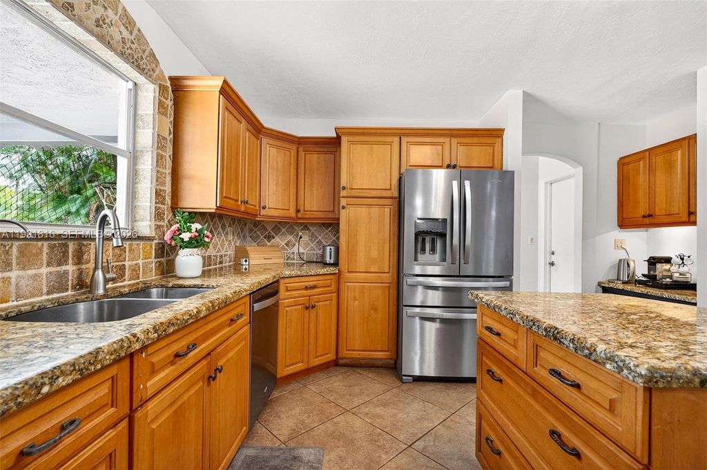 Image 18 of property listing at 2600 SW 154th Ln, Davie, FL 33331