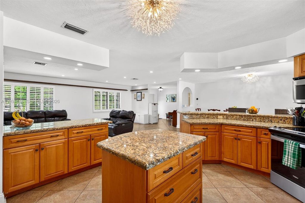 Image 19 of property listing at 2600 SW 154th Ln, Davie, FL 33331