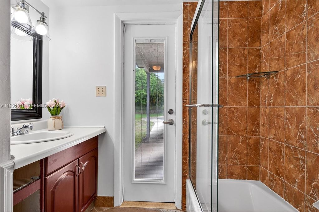 Image 32 of property listing at 2600 SW 154th Ln, Davie, FL 33331