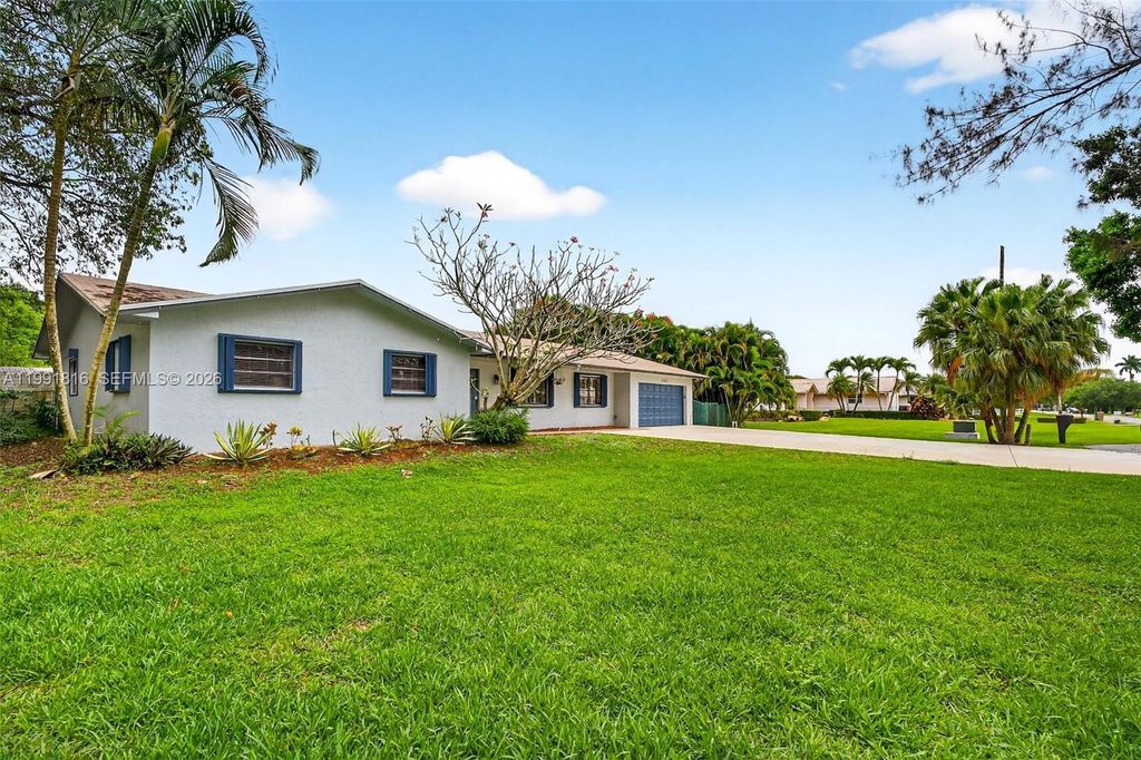Image 4 of property listing at 2600 SW 154th Ln, Davie, FL 33331