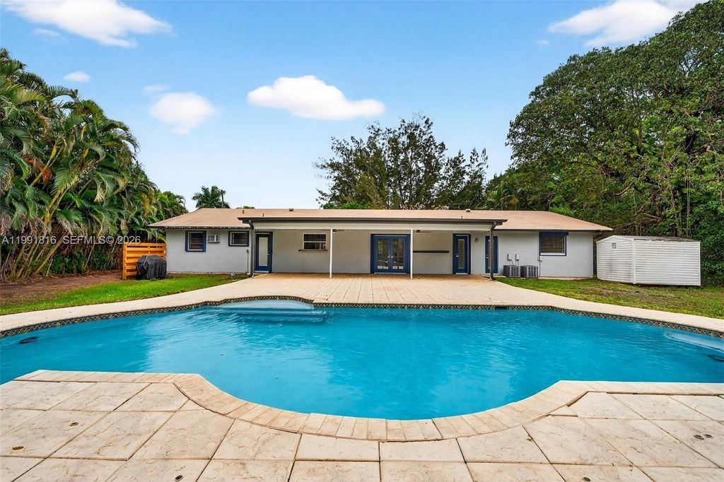 Image 6 of property listing at 2600 SW 154th Ln, Davie, FL 33331