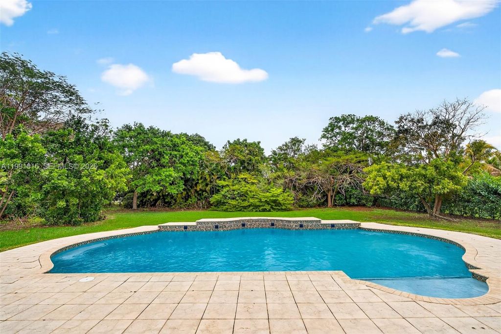 Image 7 of property listing at 2600 SW 154th Ln, Davie, FL 33331