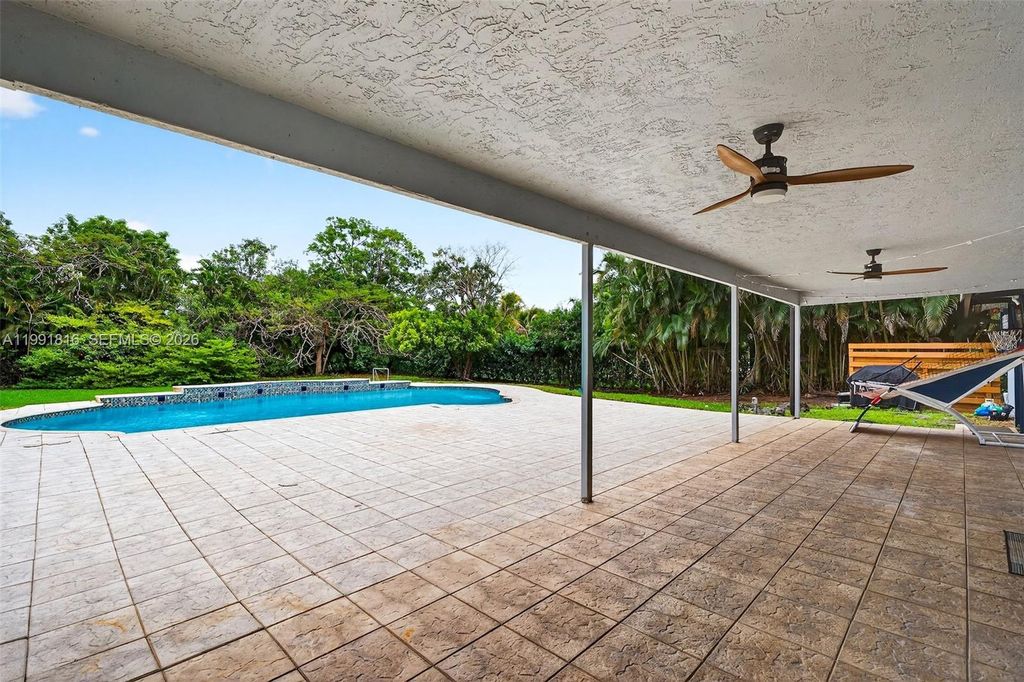 Image 8 of property listing at 2600 SW 154th Ln, Davie, FL 33331