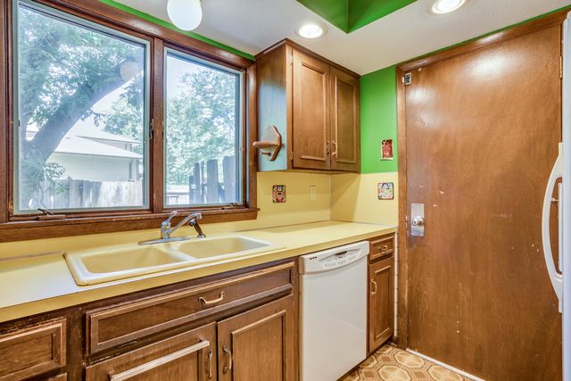 9804 W 12th St N, Wichita, KS 67212