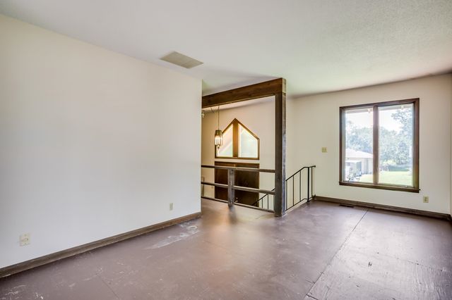 9804 W 12th St N, Wichita, KS 67212