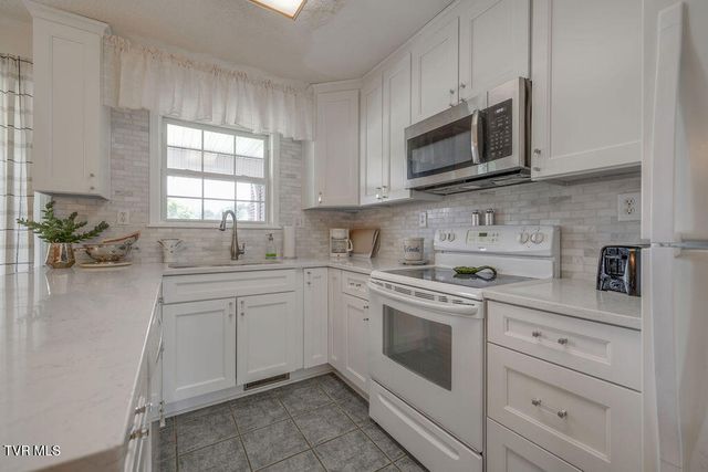1115 Hidden Valley Drive, Jonesborough, TN 37659