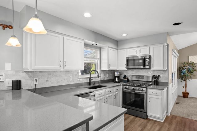542 Waterford Drive, Oswego, IL 60543
