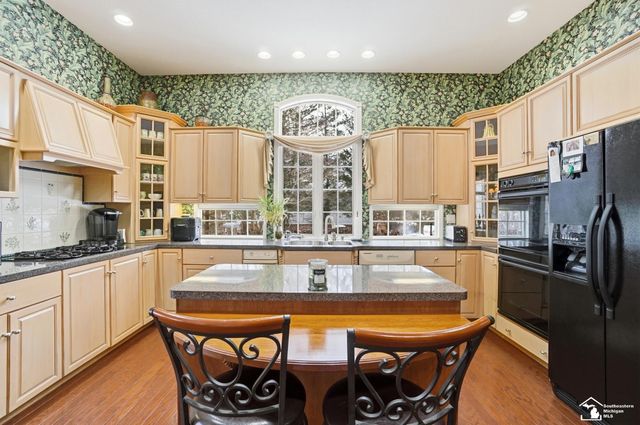 3158 Deer Creek Drive, Lambertville, MI 48144