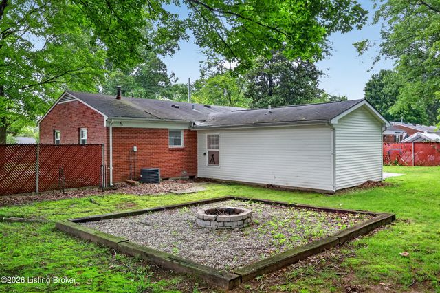 9821 East Ave, Louisville, KY 40272