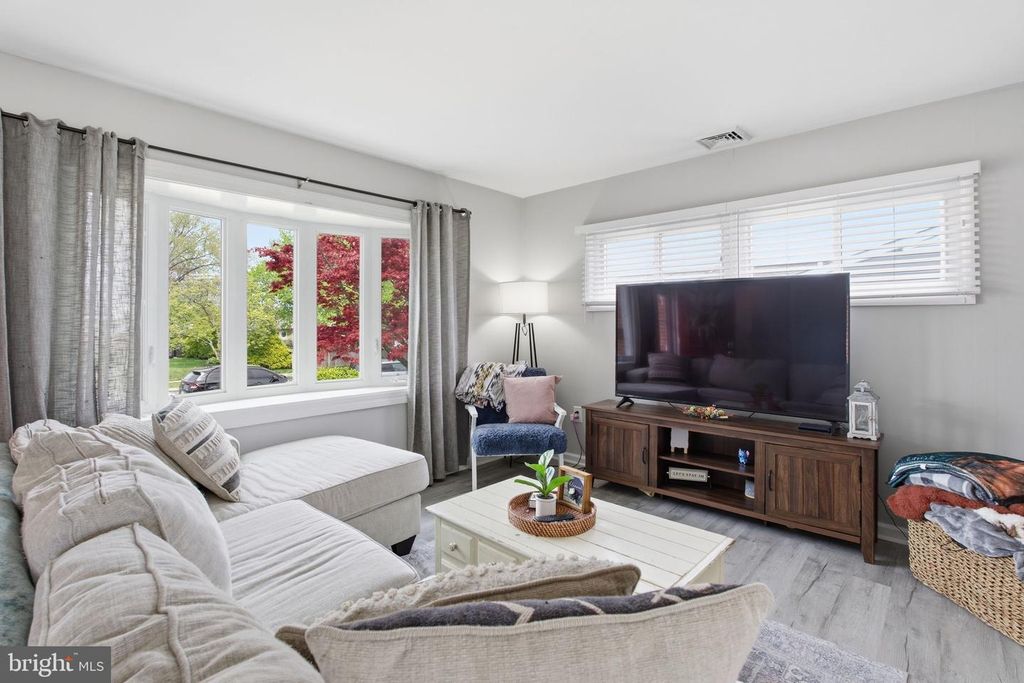 Image 5 of property listing at 8607 MIDI AVE, Baltimore, MD 21234