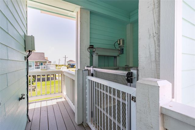 2585 Tide Drive, Crystal Beach, TX 77650
