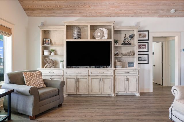 2585 Tide Drive, Crystal Beach, TX 77650