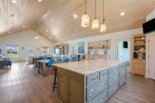 2585 Tide Drive, Crystal Beach, TX 77650