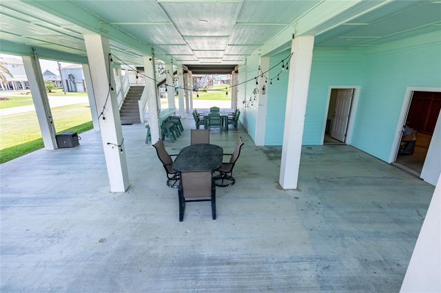 2585 Tide Drive, Crystal Beach, TX 77650