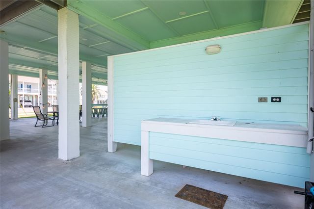 2585 Tide Drive, Crystal Beach, TX 77650