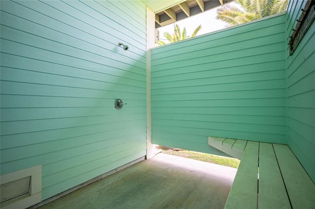 2585 Tide Drive, Crystal Beach, TX 77650