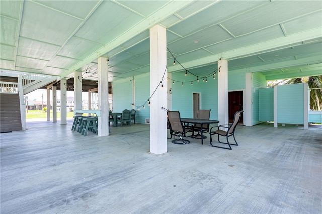 2585 Tide Drive, Crystal Beach, TX 77650