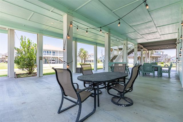 2585 Tide Drive, Crystal Beach, TX 77650