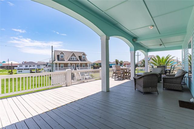 2585 Tide Drive, Crystal Beach, TX 77650