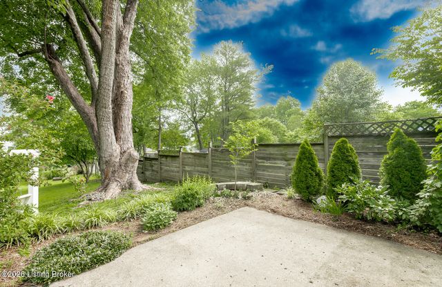 1013 Forest Ln, Goshen, KY 40026