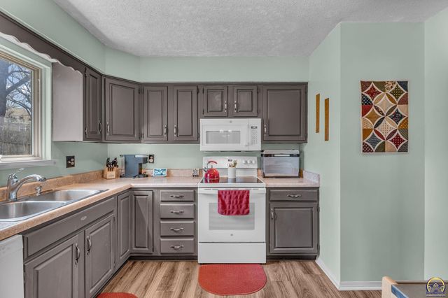 4209 SW 35th TER, Topeka, KS 66614