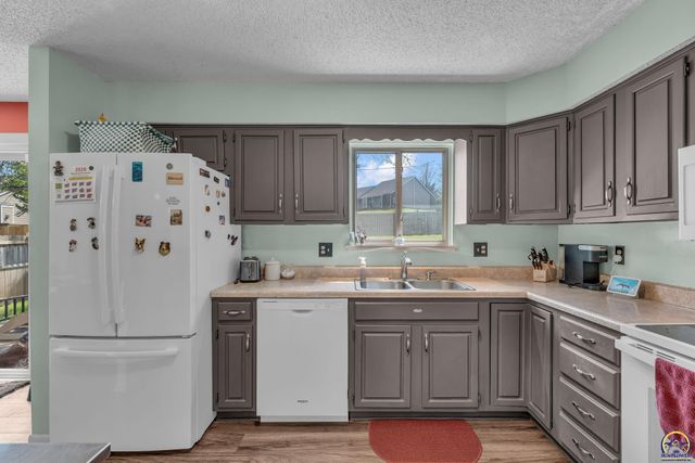 4209 SW 35th TER, Topeka, KS 66614