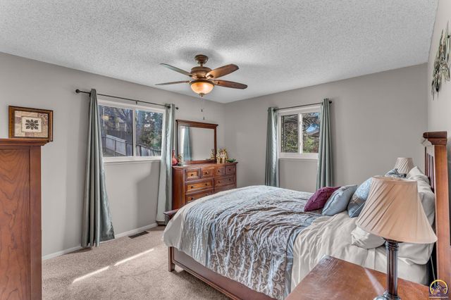 4209 SW 35th TER, Topeka, KS 66614