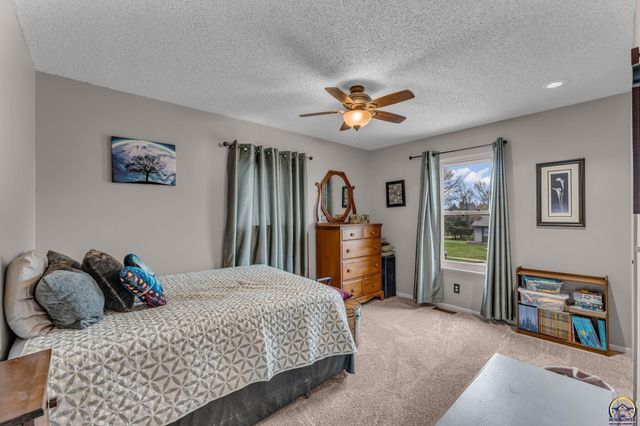 4209 SW 35th TER, Topeka, KS 66614