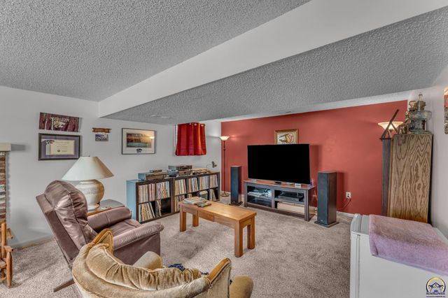 4209 SW 35th TER, Topeka, KS 66614