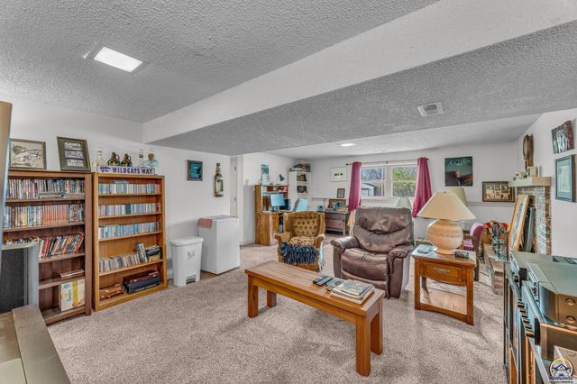 4209 SW 35th TER, Topeka, KS 66614