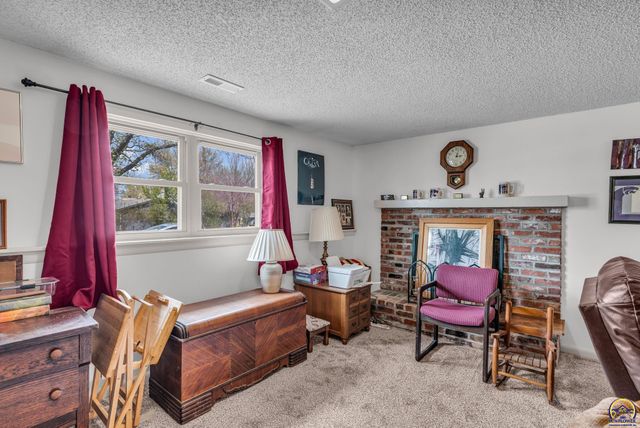 4209 SW 35th TER, Topeka, KS 66614